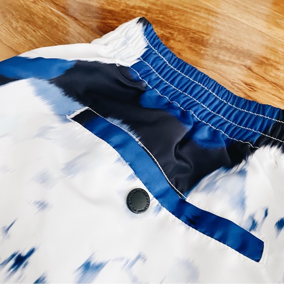 HUF Men’s Tie-Dye Blue White Tech Shorts Swimming M - Picture 3 of 6